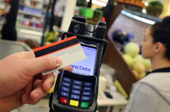 Kontaktlose Kartenzahlung: Per Chip bezahlen – die Gefahr funkt mit