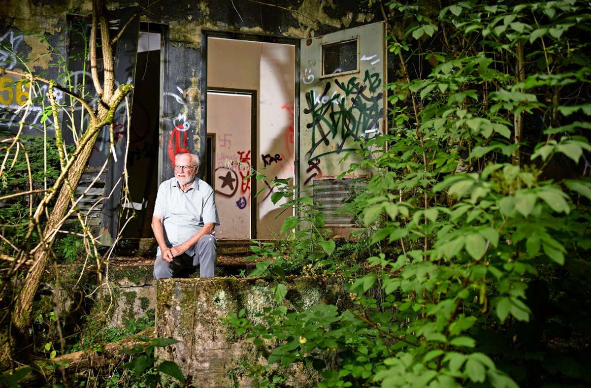 Rainer Barth vom Heimatverein Waldstetten vor einem der   Bunker, welche die US-Army in den 1950er-Jahren bauen ließ.