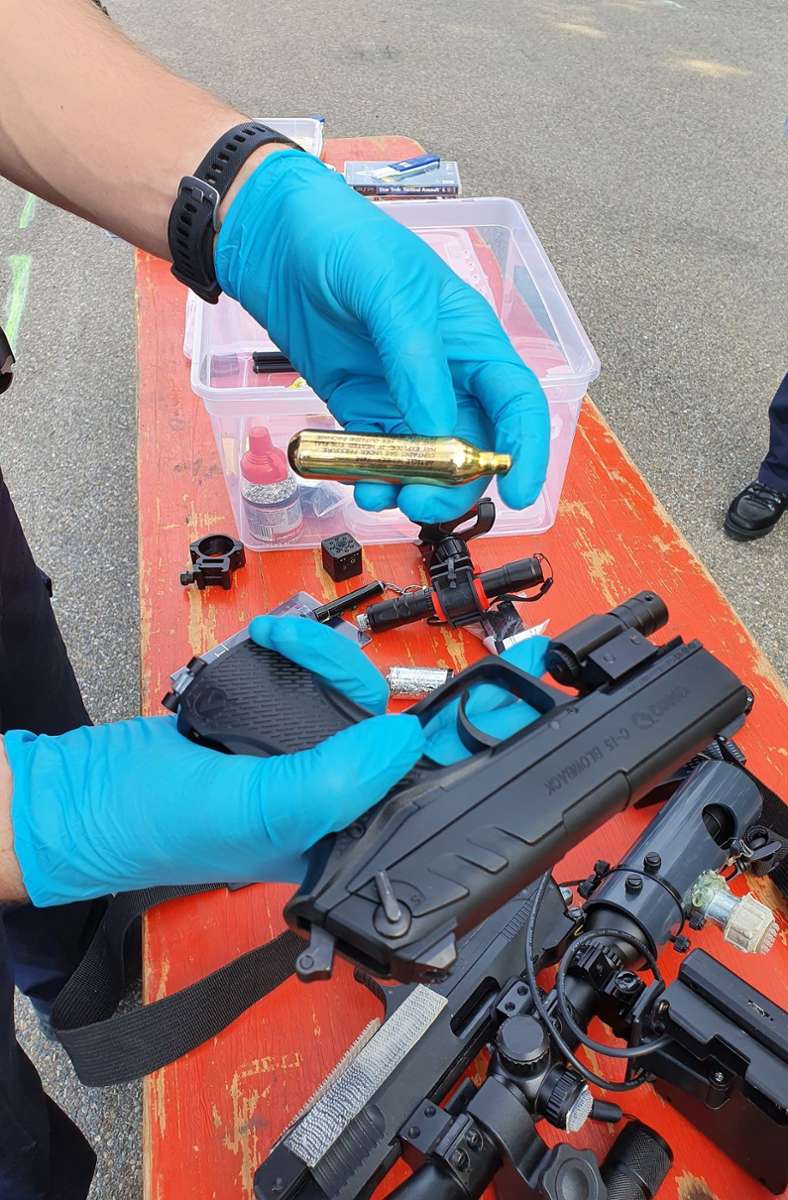 Mehrere Waffen und Drogen wurden sichergestellt.