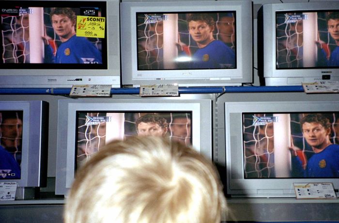 In Elektronikmarkt: Mutter lässt Bub alleine vor Fernseher  stehen