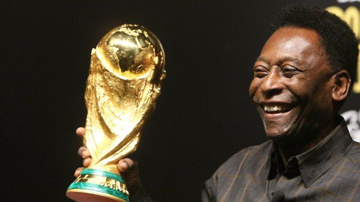 Sogar der Ball bat Pelé um ein Autogramm