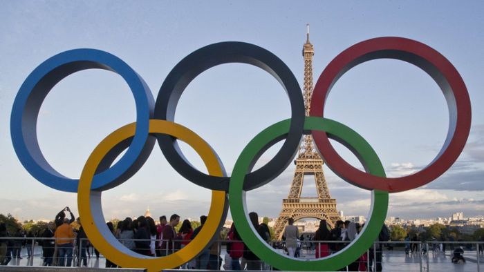 Olympische Ringe werden auf Eiffelturm montiert