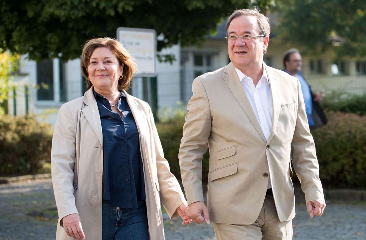 Seine Frau Susanne hat Armin Laschet in einem katholischen Chor kennengelernt. Ihre Familie, ursprünglich aus dem französischsprachigen Teil Belgiens, stellte Aachens  früheren  Bürgermeister Kurt Malangré. Sie brachte Laschet zur CDU.