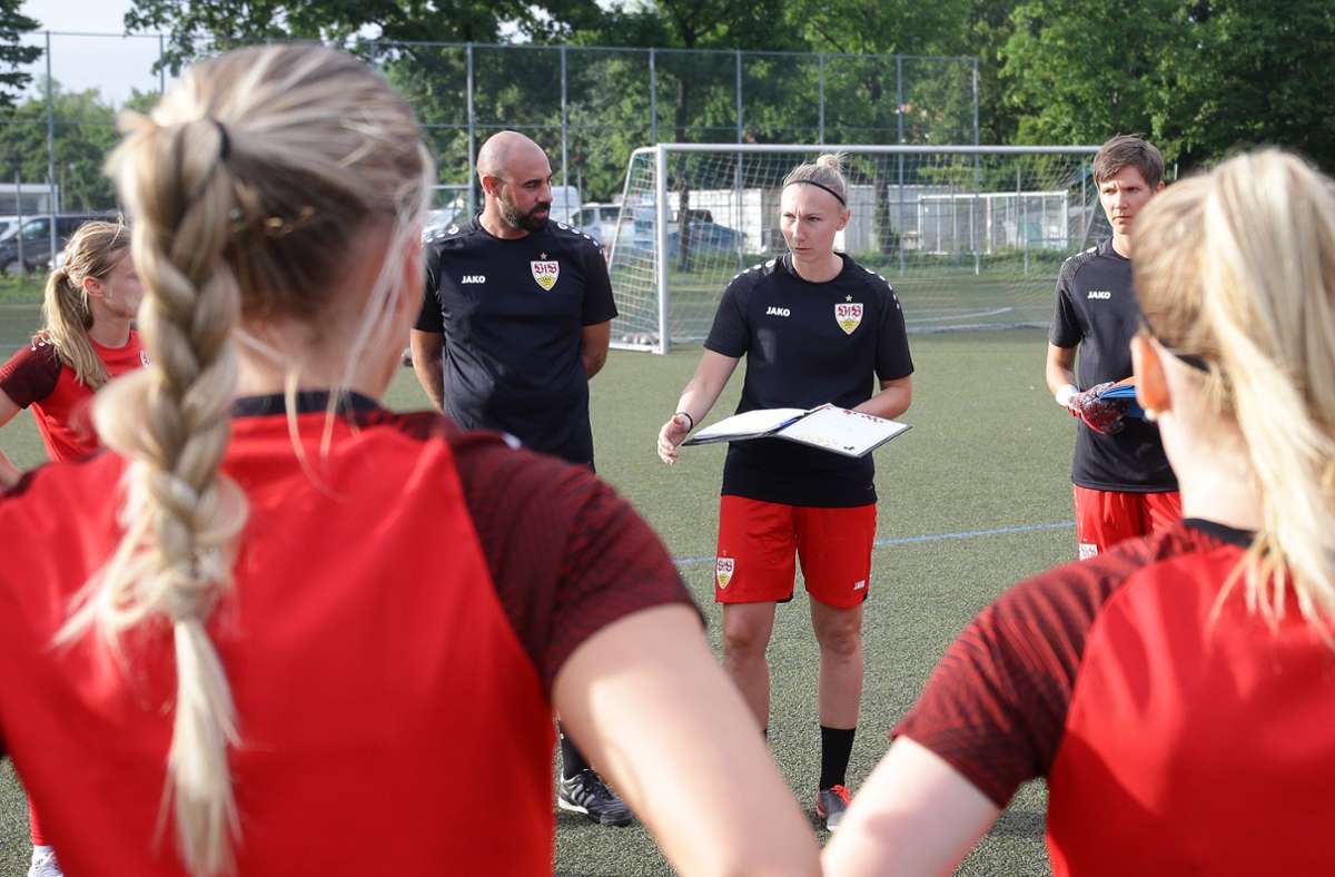 Die Interimstrainerin Lisa Lang (Mitte) erklärt beim Trainingsauftakt, was sie vom neu gegründeten Frauenteam des VfB Stuttgart sehen will. Foto: Baumann/Hansjürgen Britsch