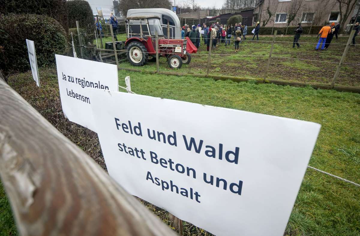 Naturschützer, Landwirte und Bürger protestieren gegen einen Regionalen Gewerbeschwerpunkt bei Korntal-Münchingen.