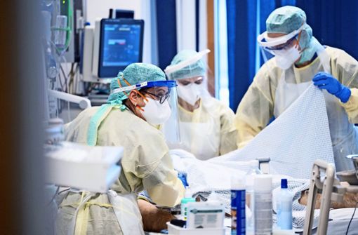 Seit Beginn der Pandemie haben auch die Beschäftigten der Covid-Intensivstationen des Klinikums  der Stadt Stuttgart eine anhaltend  hohe Arbeitsbelastung. Foto: dpa/Marijan Murat