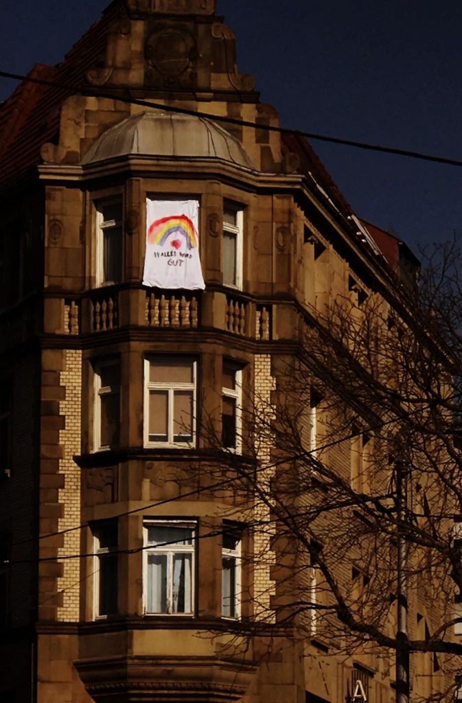 Im Stuttgarter Osten hat Jonas ein Plakat gemalt und am Fenster angebracht.