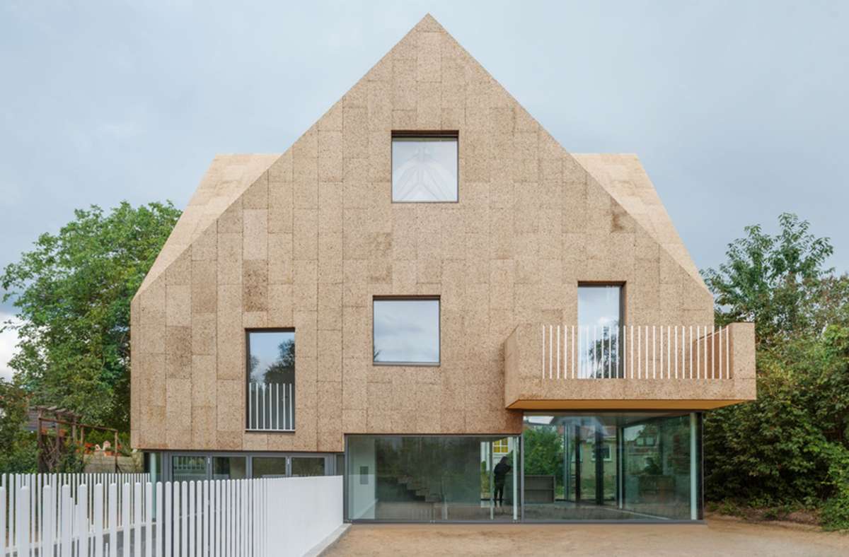Nachhaltiges Bauen mit natürlichen Materialien: Die Hülle des Einfamilienhauses in Berlin ist aus Kork, entworfen wurde es von Marc Dufour-Feronce und Andreas Reeg.Foto:Gui Rebelo/rundzwei Architekten