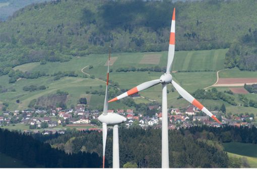 Windkraftanlagen auf der Holzschlägermatte bei Horben im Schwarzwald: Die Windenergie bleibt heftig umstritten im Land. Foto: dpa/Patrick Seeger