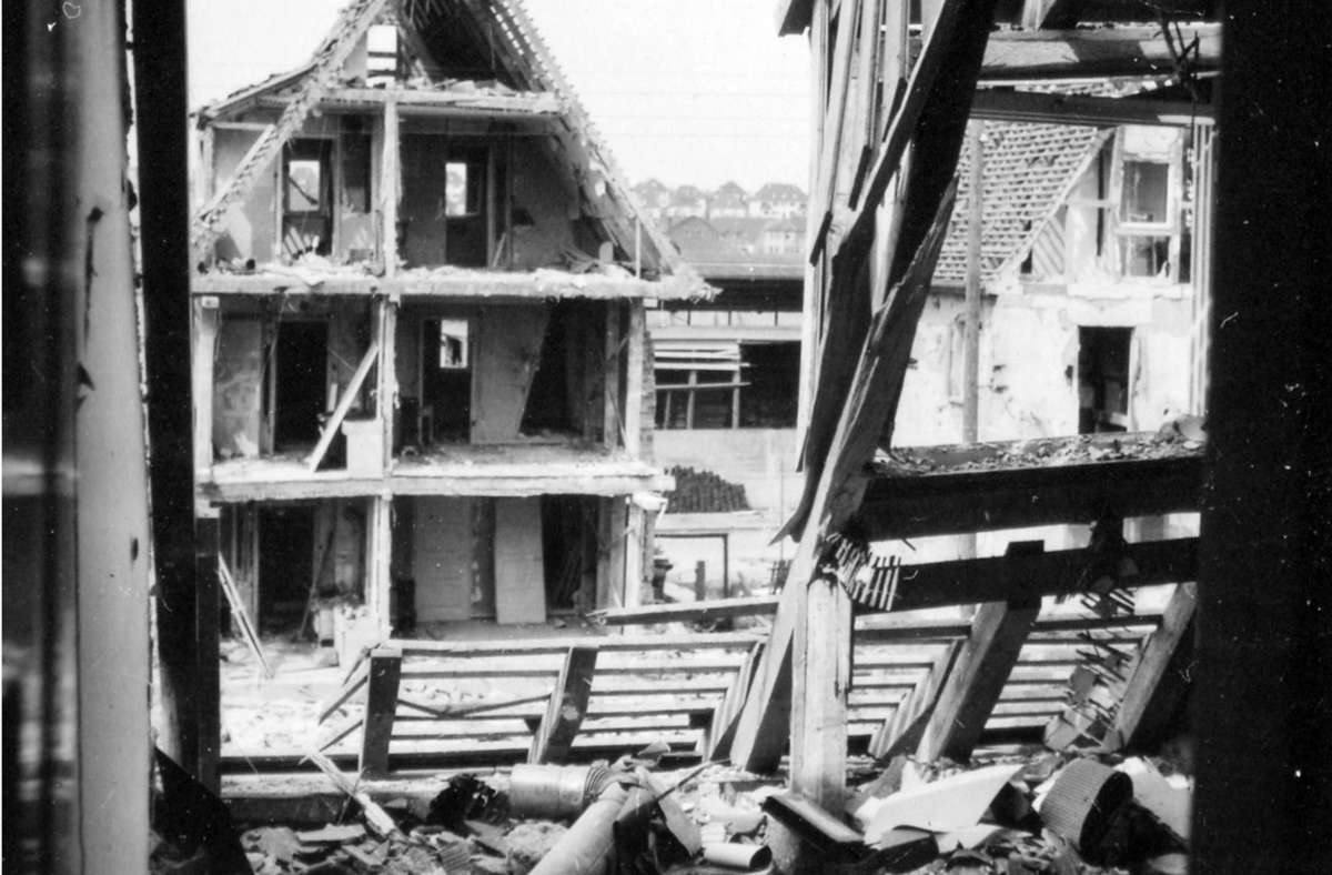 Im Obergeschoss der Rütlistraße 48, wo dieses Bild entstand, überlebte Fritz Hofmanns Bruder. Die Bilderstrecke zeigt weitere Fotos vom Ort des Luftangriffs.