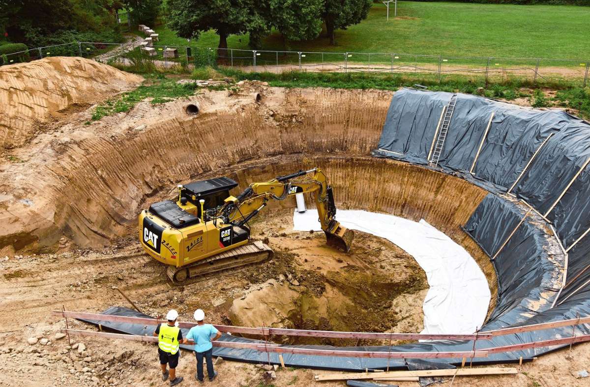 Hier sieht man die Bauarbeiten für den Wassertank im Neubaugebiet Ludwigsburg-Grünbühl. Inzwischen sind darin knapp eine Million Liter Wasser, der Tank hat einen Durchmesser von 14 Meter und ist anderthalb Meter unter der Erde.