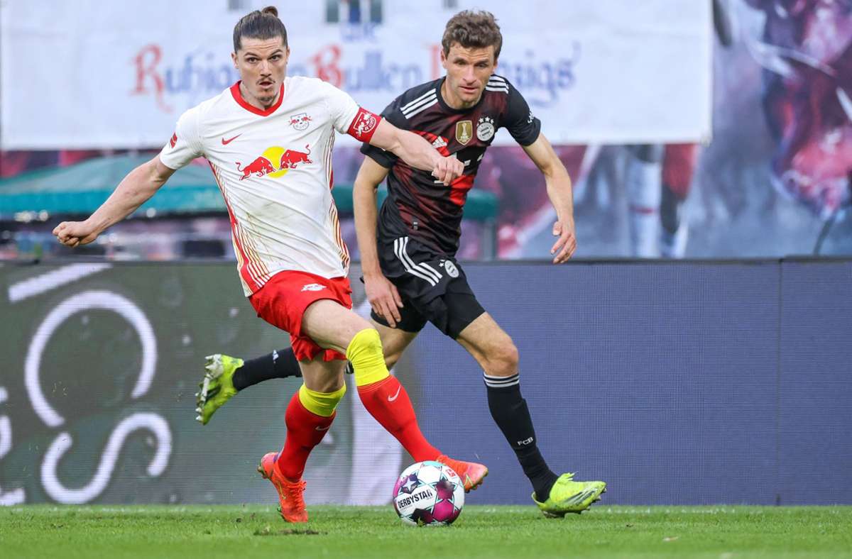 Marcel Sabitzer (li.) im Dress von RB Leipzig – jetzt ist er Teamkollege von Thomas Müller  (re.) beim FC Bayern.