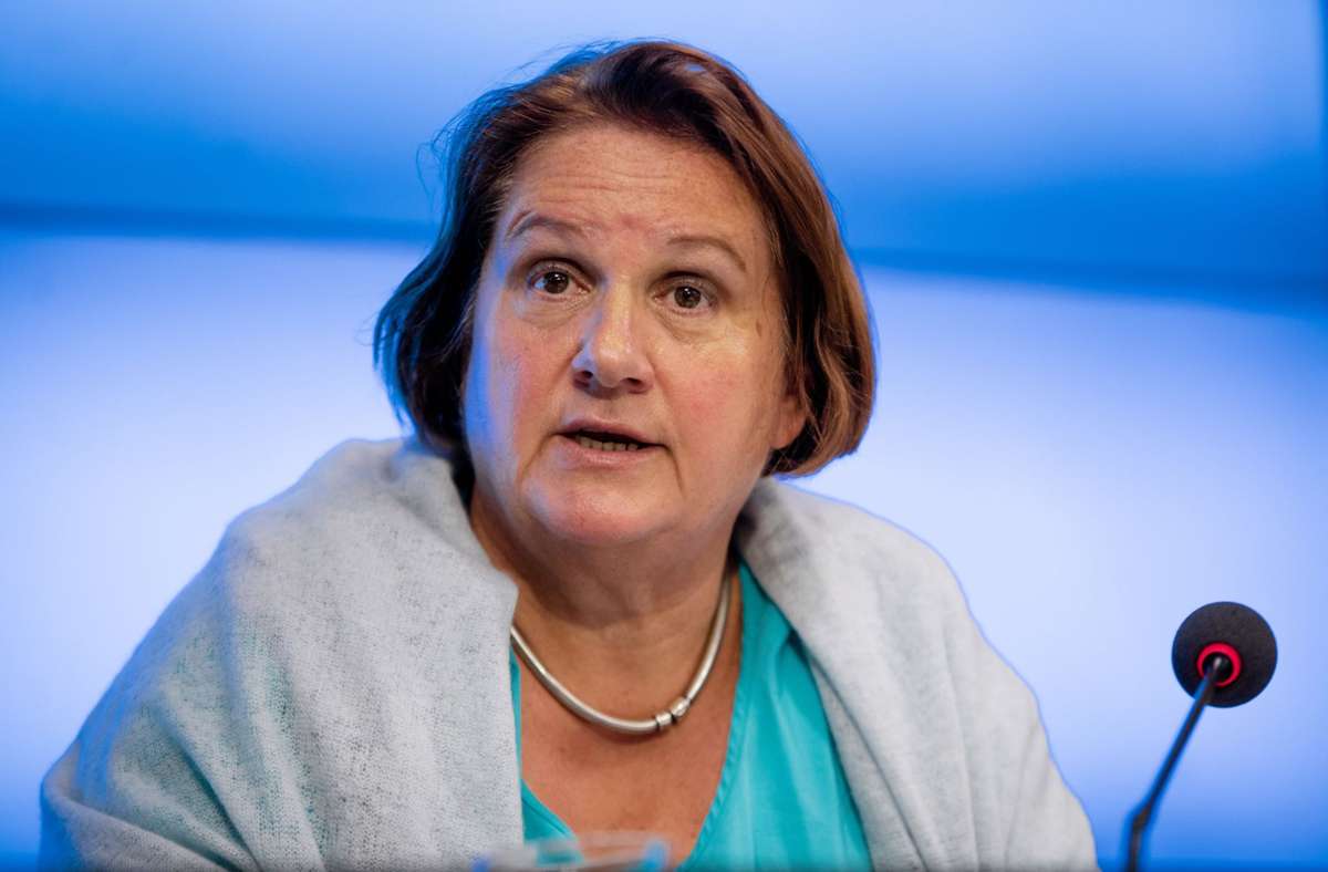 Kultusministerin Theresa Schopper (Grüne) will an der Pflichtlektüre festhalten. Foto: dpa/Christoph Schmidt