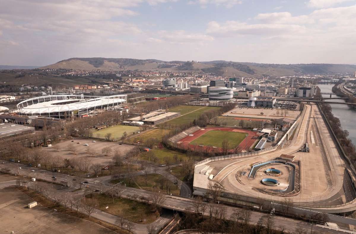 Blick auf den Neckarpark mit seinen vielen Einrichtungen. Foto: Max Kovalenko/Max Kovalenko