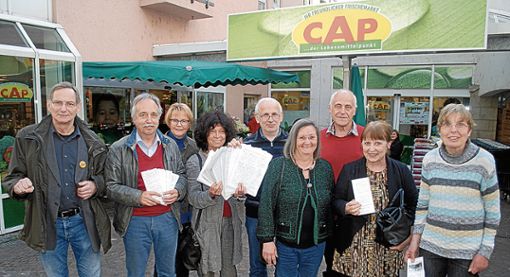 Silvia Rienhardt (vierte von links) und ihre Mitstreiter haben 4300 Unterschriften besorgter Bürgern gesammelt, die sich für den Erhalt der Cap-Märkte in Ober- und Untertürkheim aussprechen. Foto: Kuhn Quelle: Unbekannt