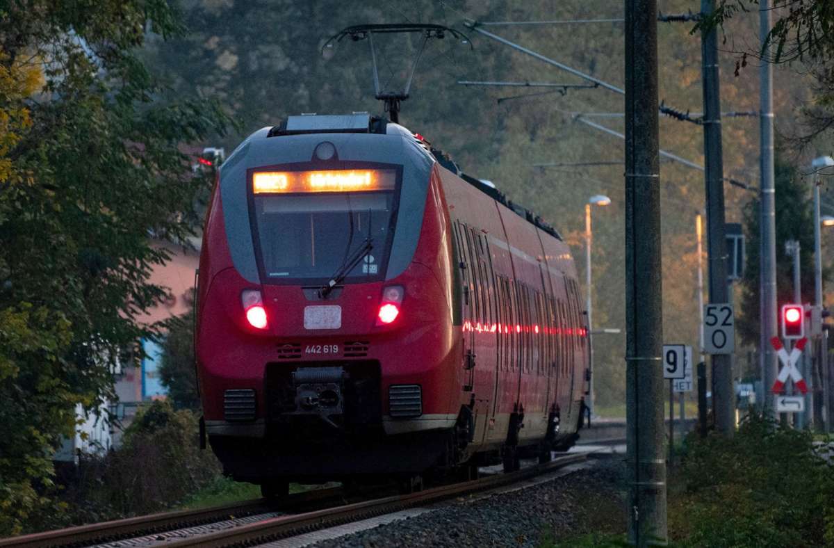 Vorfall in Rheinland-Pfalz: Zug überrollt schlafenden 15-Jährigen – Jugendlicher überlebt