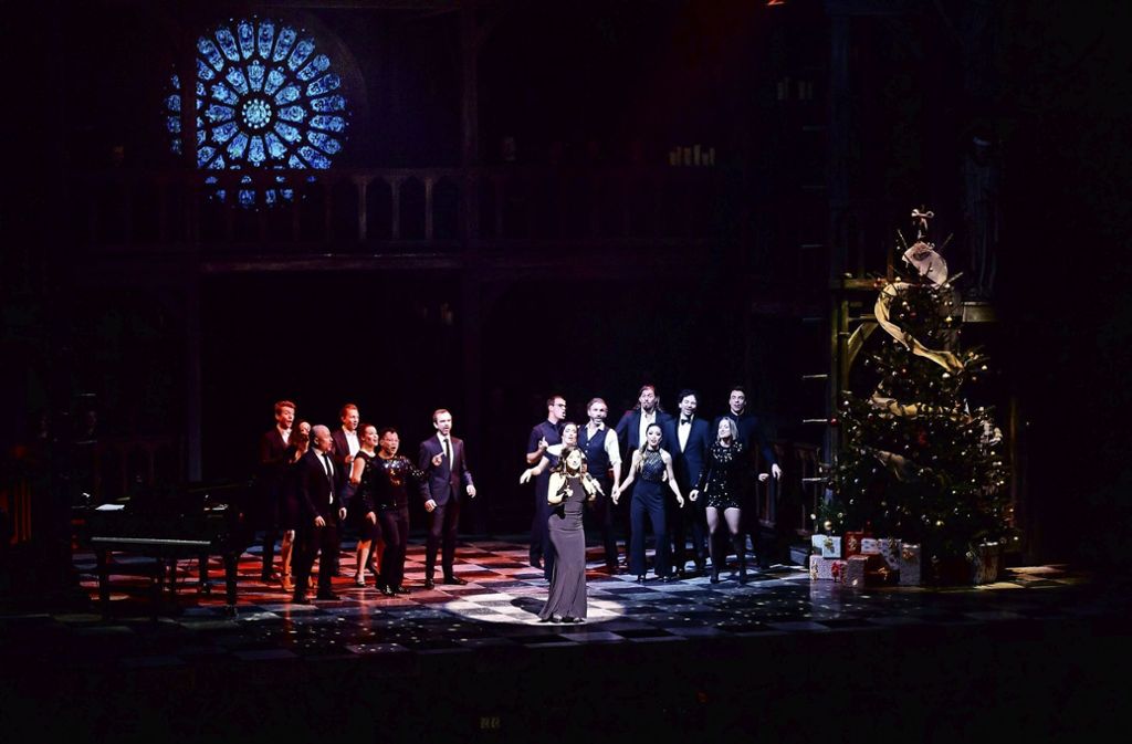 Das Musicalensemble des „Glöckners von Notre-Dame“ gab in Stuttgart-Möhringen ein Benefizkonzert: Weihnachtself mit Wow-Effekt