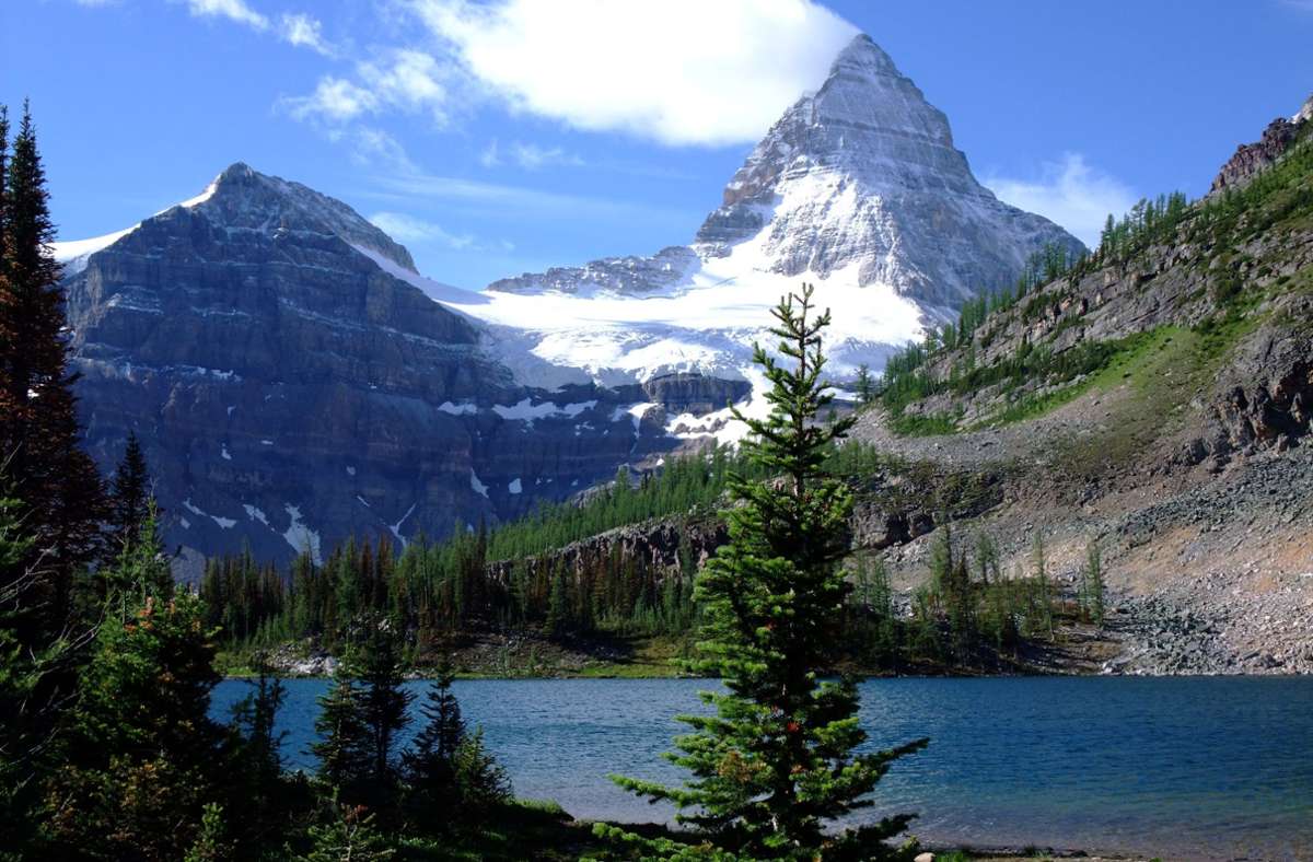 Traumhaft schön: Mount Assiniboine in den kanadischen Rocky Mountains vom Sunburst Lake aus gesehen. Foto: Wikipedia commons//Stegmüller/CC BY 3.0