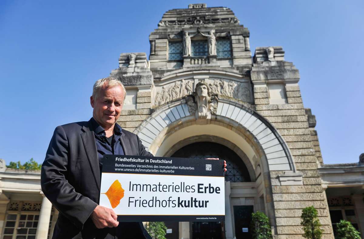 Stadt Stuttgart stellt Tafel auf: Warum  Friedhöfe schützenswert sind