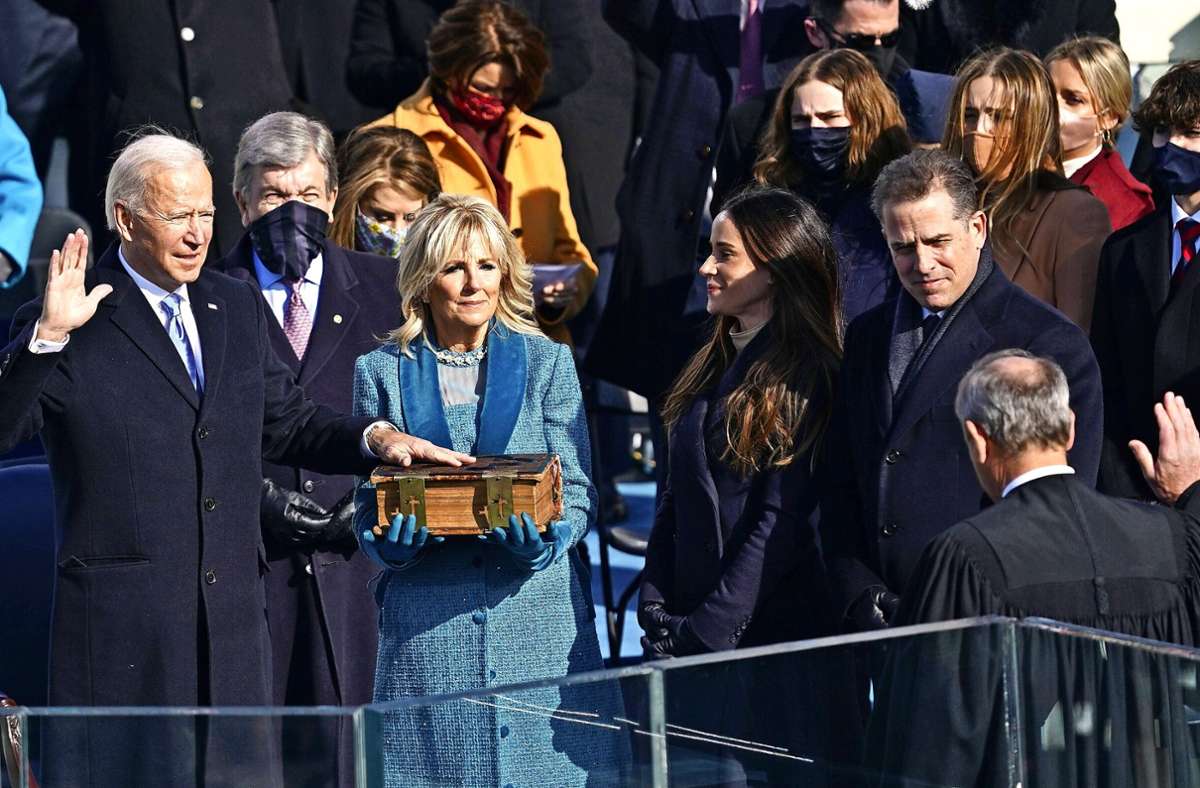 Joe Biden hat den Amtseid vor dem Kapitol in Washington geleistet, seine Ehefrau Jill Biden  hält die Familienbibel aus dem Jahr  1893.