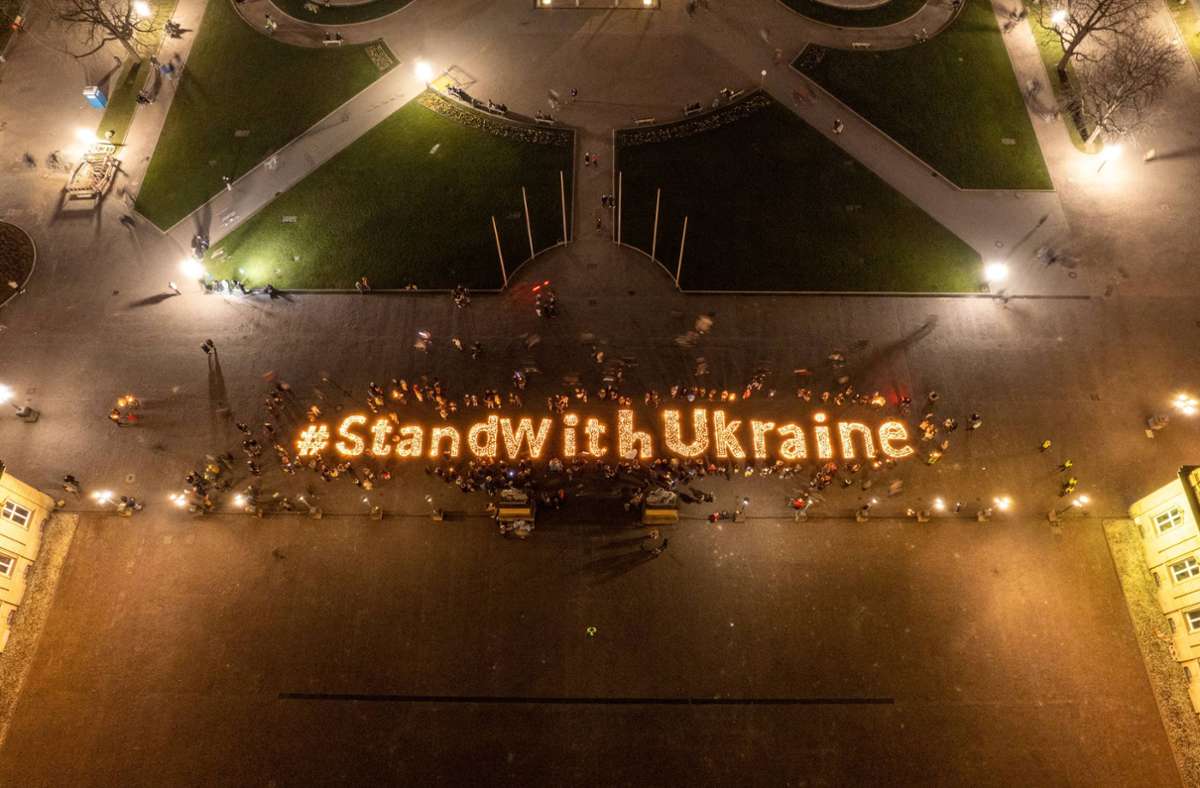 Protest auf dem Stuttgarter Schlossplatz: Tausende Kerzen gegen den Ukraine-Krieg