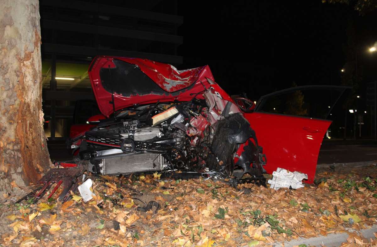 Unfall in Heilbronn: Mit Golf GTI gegen Baum gekracht – 31-Jähriger schwer verletzt