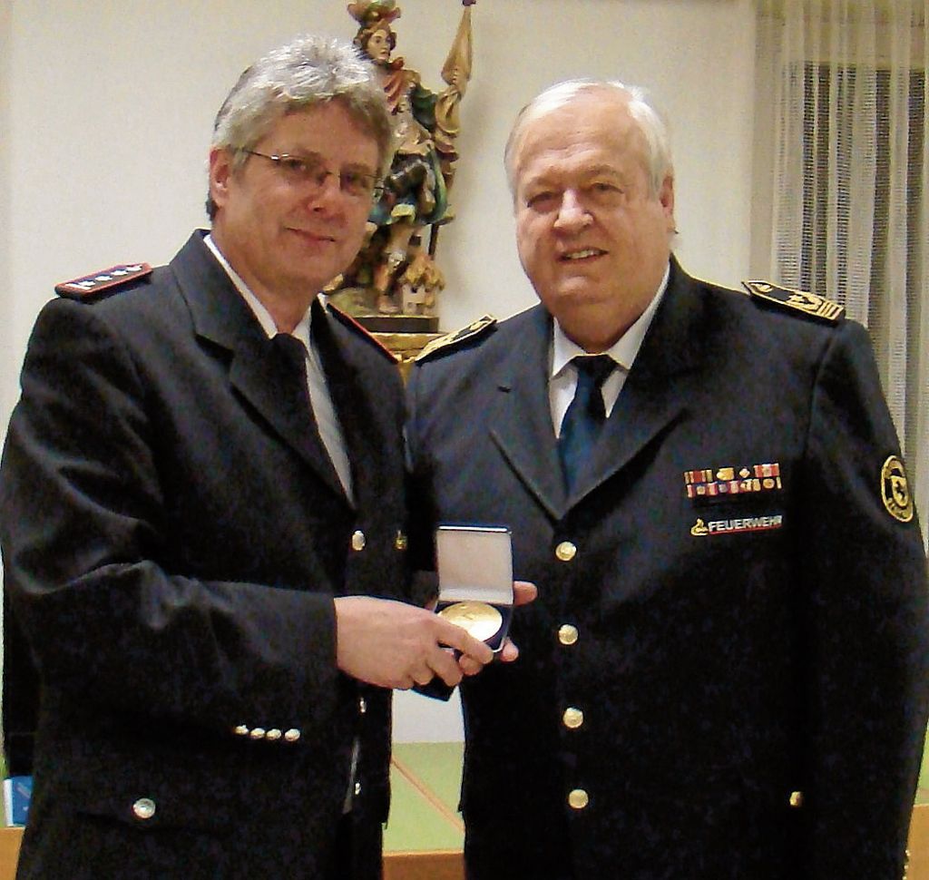 HEDELFINGEN:  Anerkennung für 25 Jahre als Kommandant der Freiwilligen Feuerwehr: Goldene Ehrenmedaille für Hans Eisele