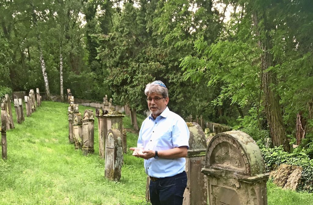 Kai Buschmann, Initiator des Rundwanderwegs, auf dem jüdischen Friedhof von Hochberg.