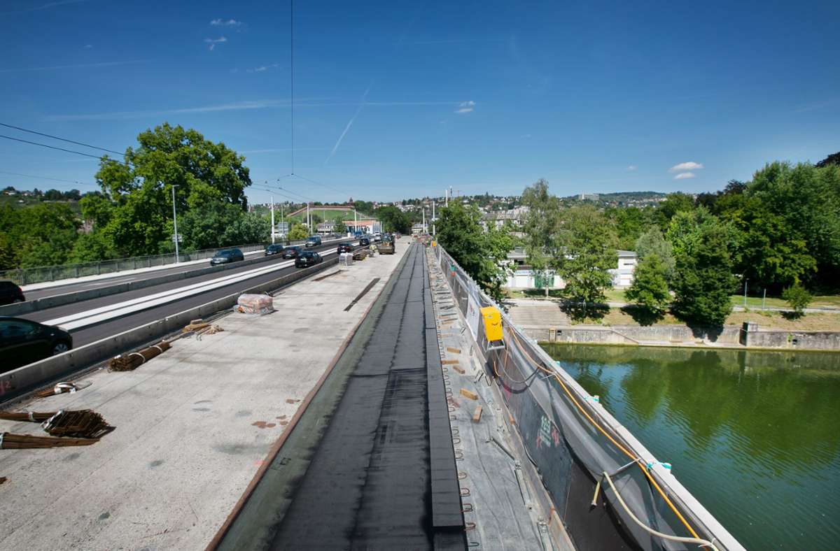 Die Esslinger Vogelsangbrücke wird gerade für 20 Millionen Euro saniert. In 25 Jahren soll sie dann dennoch durch einen Neubau ersetzt werden. Foto: Ines Rudel