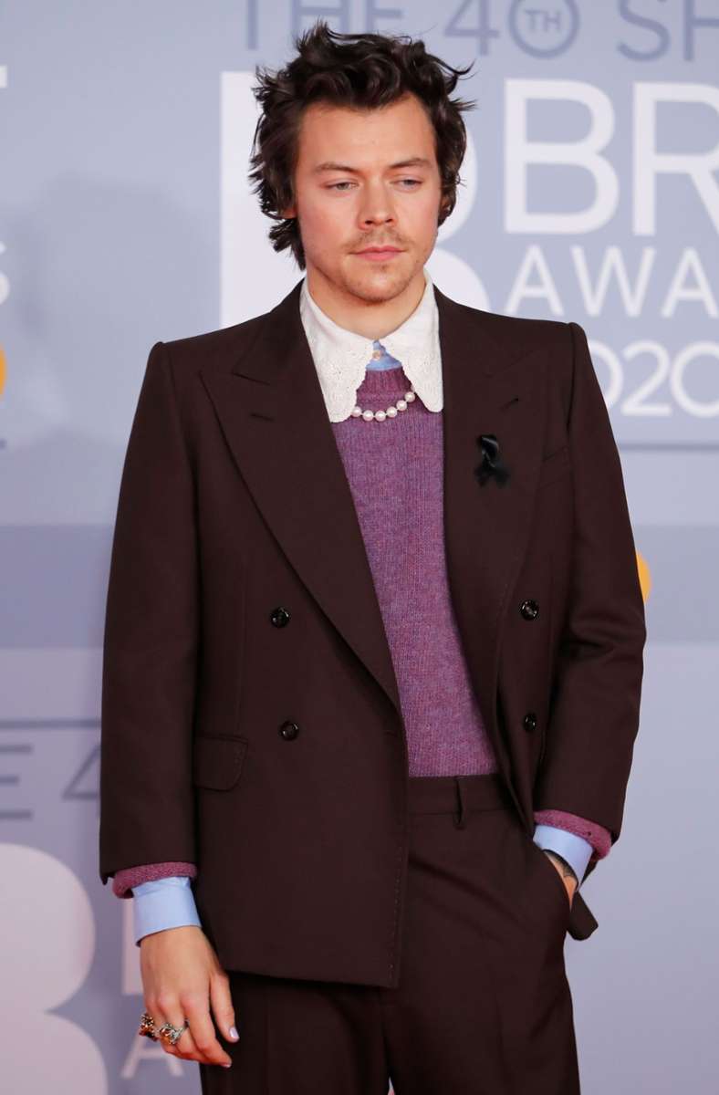 Der Schauspieler Harry Styles tritt auch mal mit Rüschchenkragen und Perlenkette auf.