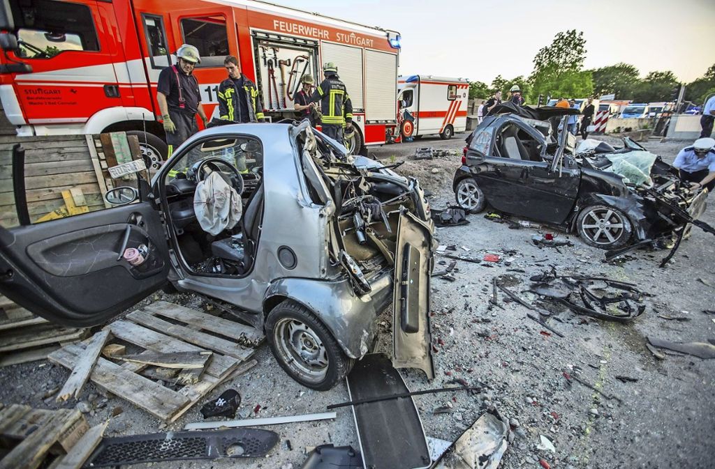 Smarts berühren sich auf der Pragstraße – Zwei Frauen schwer verletzt: Horror-Unfall auf der Pragstraße