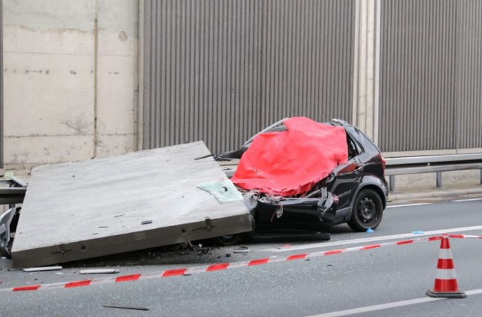 Betonplatte erschlägt Fahrerin auf A3: Deshalb ermittelt die Kölner Kriminalpolizei