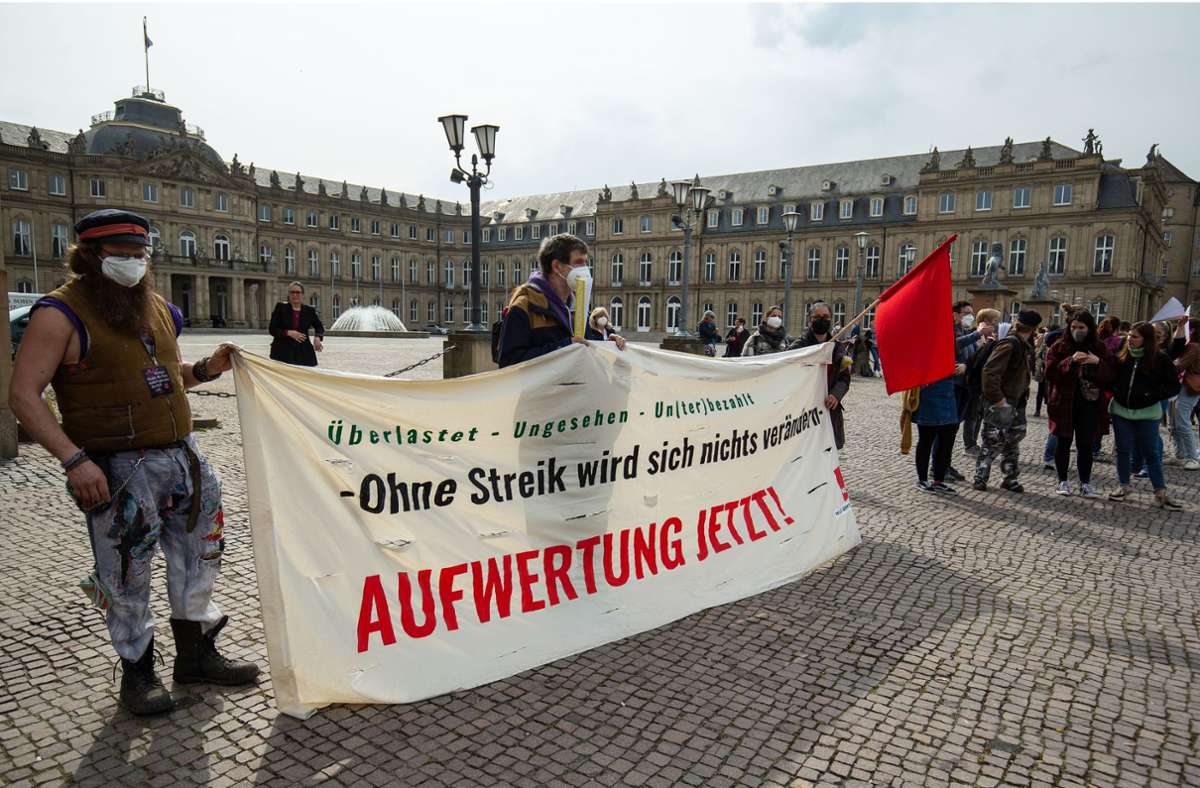 Am Schlossplatz demonstrieren mehrere Hundert Erziehungsfachkräfte und bleiben beim Warnstreik ihrer Arbeitsstätte fern. Foto: Lichtgut/Leif Piechowski