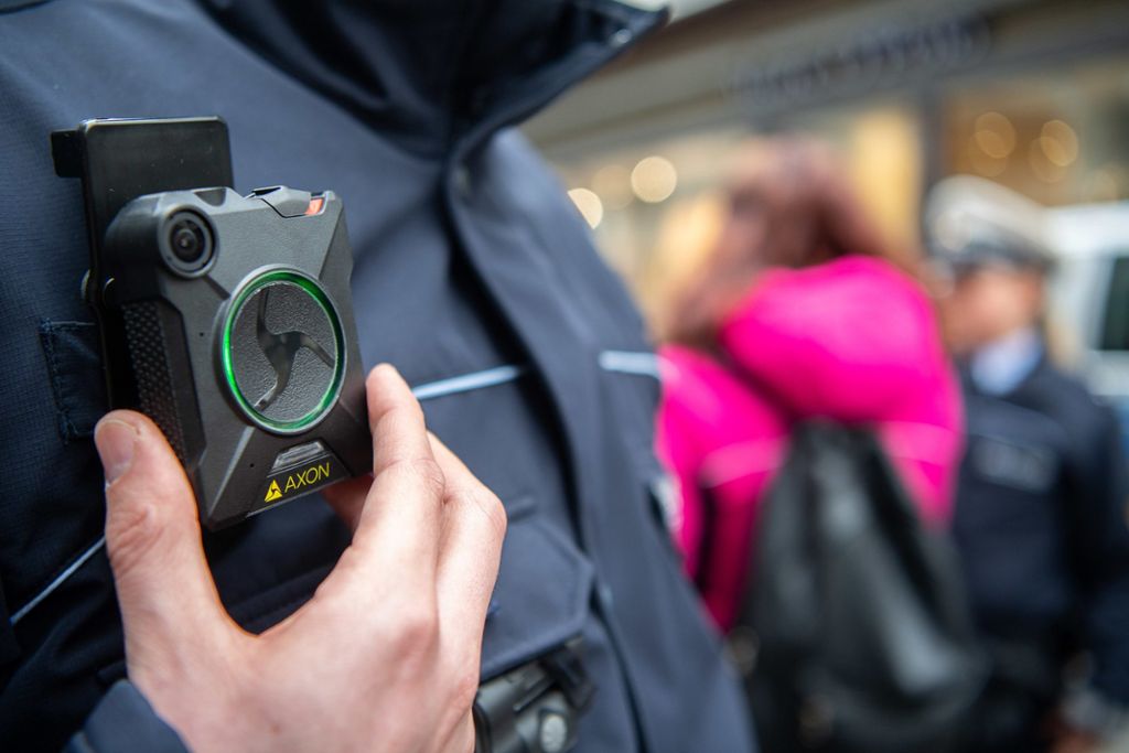 Bisher durften Bodycams nicht in geschlossenen Gebäuden benutzt werden: Grün-Schwarz verschärft Polizeigesetz