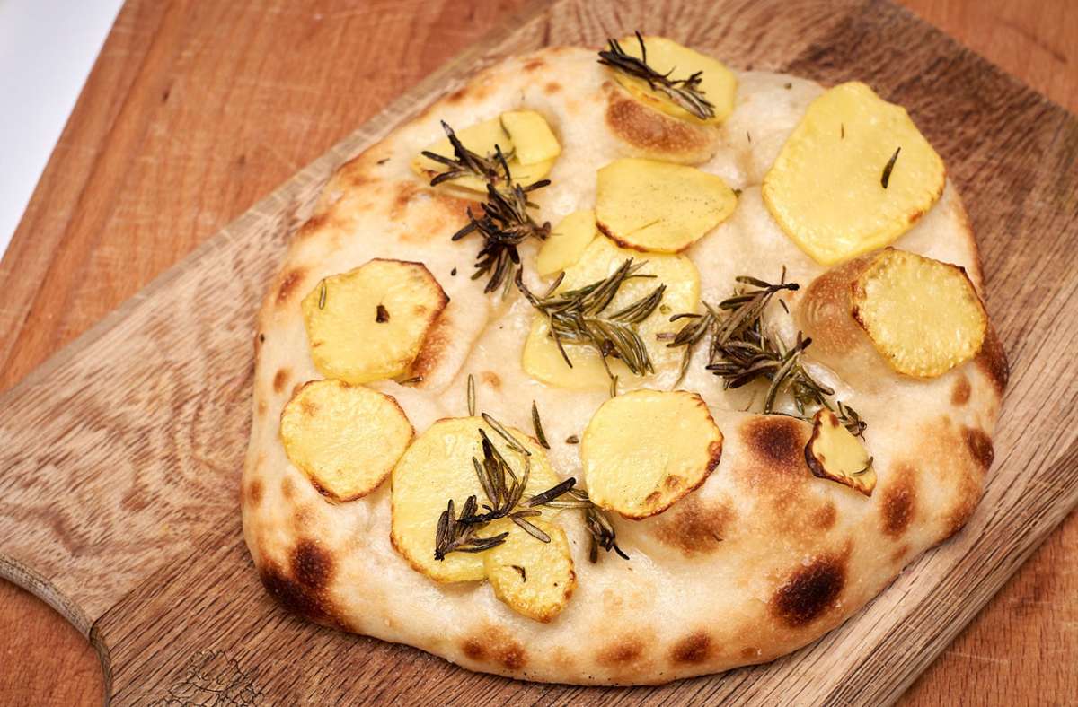 Nachgekocht aus Paul Ivics „Restlos glücklich“: Unschlagbar gute Kartoffelpizza