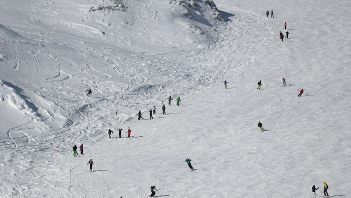Frau nach Kollision mit anderem Skifahrer schwer verletzt