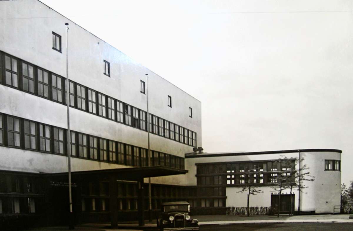 Im Stil der Neuen Sachlichkeit nach Plänen von Martin Elsaesser erbaut wurde die Heil- und Nervenklinik in Frankfurt am Main. Bei den Eröffnungsreden 1930 gab es viel Lob, von Architekturkennern ebenso wie von dem Klinikleiter.