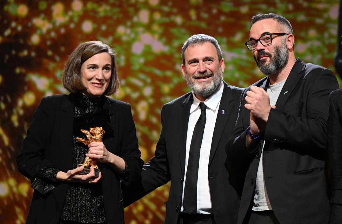 Von links: Regisseurin Carla Simon, Produzent Tono Folguera und Produzent Giovanni Pompili empfangen den Goldenen Bären für den Film „Alcarras“.