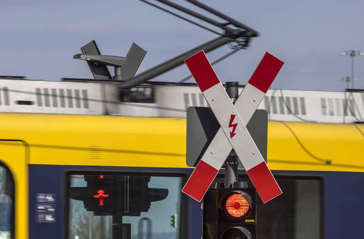 Unfall in Stuttgart-Giebel: Auto kollidiert mit Stadtbahn – 30.000 Euro Schaden