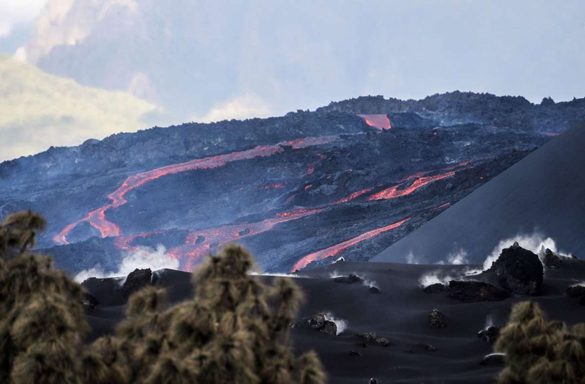 Sobald Lavaströme auf der Insel La Palma auf Wasser treffen, entstehen giftige Dämpfe. Foto: AFP/LUISMI ORTIZ