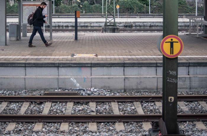 Lokführer zieht  Notbremse am Bahnhof Untertürkheim: Lebensgefahr wegen Pfandflasche