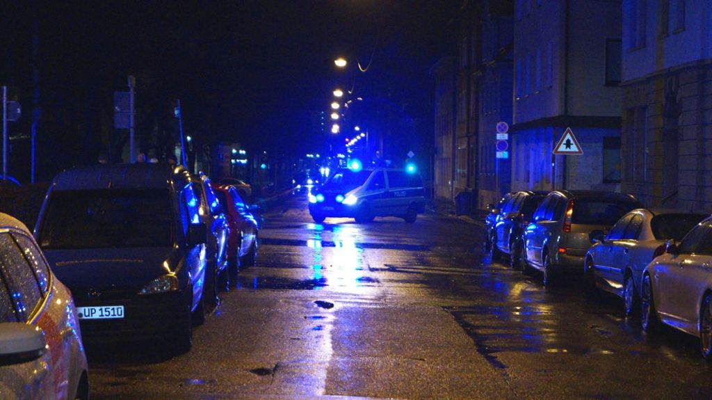 9.12.18: In der Nacht zum Sonntag ist in Stuttgart-Feuerbach ein Auto von der Straße abgekommen und überschlug sich.