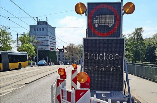 Wie groß sind die Schäden an der Rosensteinbrücke? Um sie zu entlasten, hat die Stadt ein Lkw-Durchfahrtsverbot verhängt. Foto: Sebastian Steegmüller