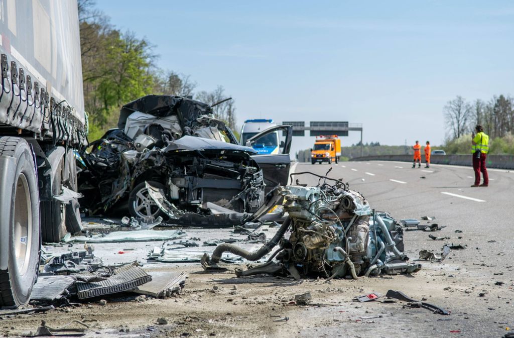 Unfall auf der A8 Richtung Karlsruhe: Frau stirbt an Unfallstelle – Autobahn stundenlang voll gesperrt