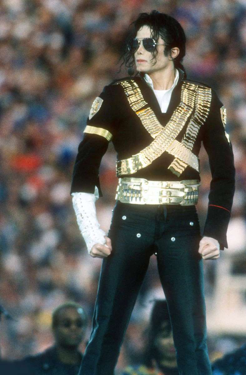 Michael Jackson 1993: Der King of Pop revolutionierte die Halbzeit-Show, wo es zuvor reichlich dröge im Blaskapellen-Stil zugegangen war. Der Megastar spielte ein Medley seiner Songs „Jam“, „Billy Jean“ und „Black or white“ – um dann schließlich mit „We are the world“ mit 3500 Kindern und einer überdimensionalen Weltkugel auf dem Spielfeld bombastisch zu werden. Ein neues Zeitalter der Halbzeit-Shows war geboren.
