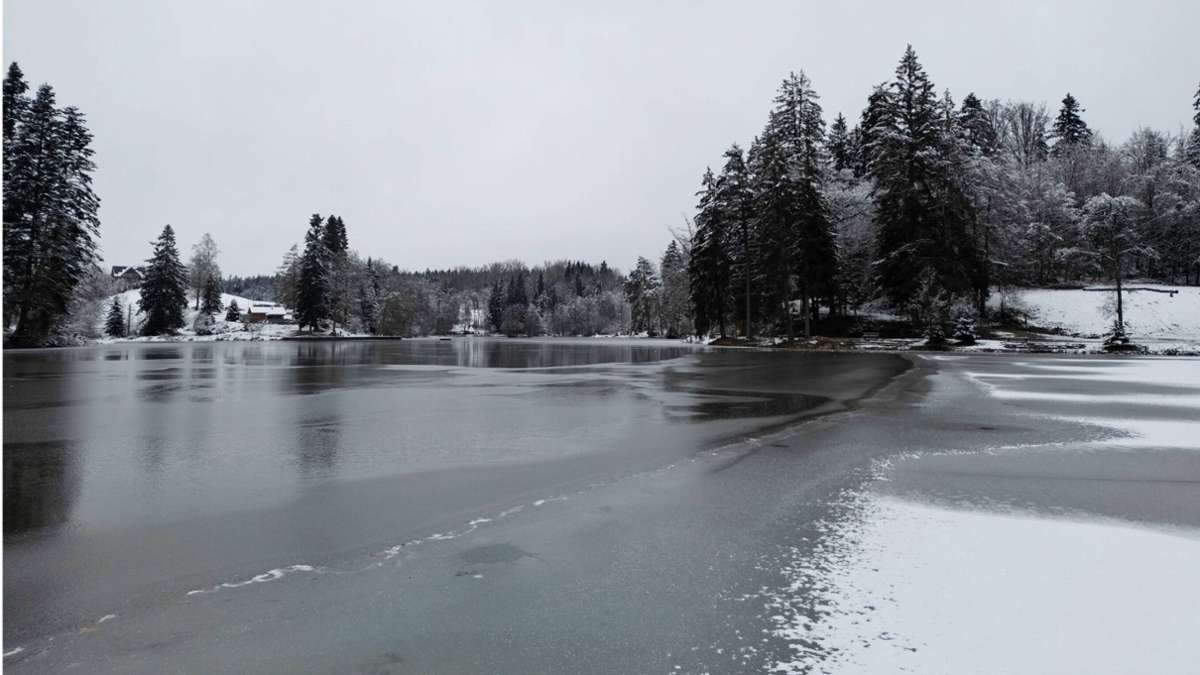 Ausflugsziel im Rems-Murr-Kreis: Ebnisee teils zugefroren – die eisigen Bilder aus Kaisersbach