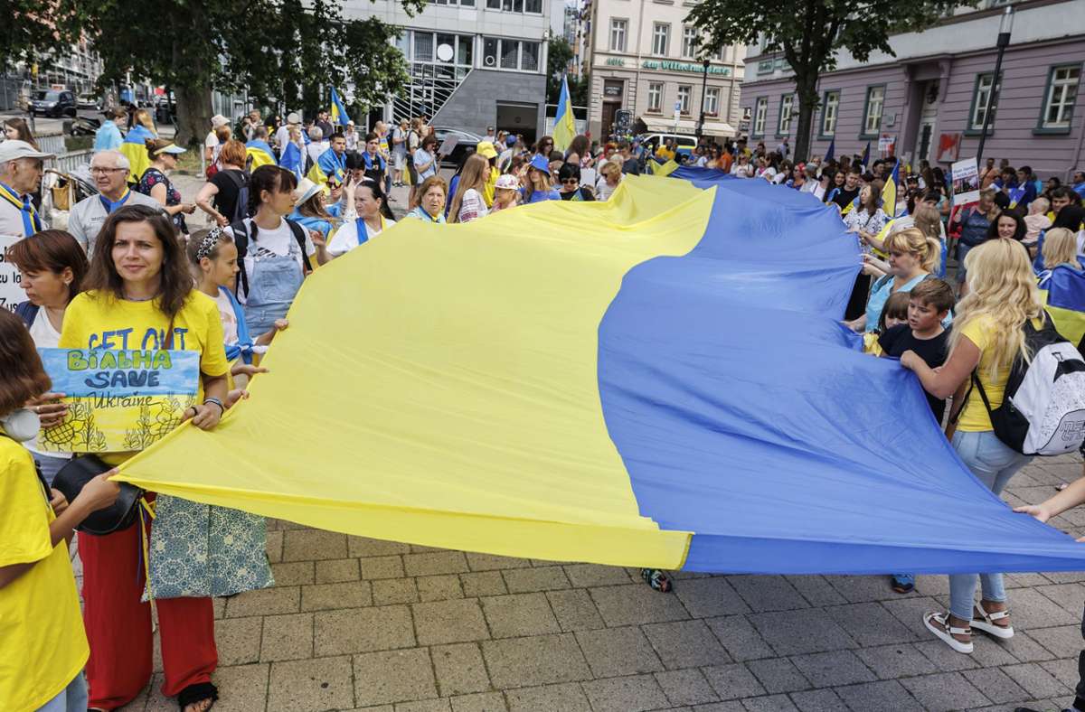 Eine riesige Ukraine-Flagge zogen die Demonstranten durch Stuttgart.