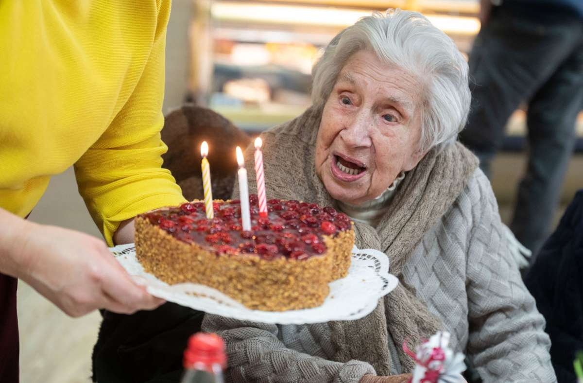 Pflegeheim in Stuttgart: „Fast ein Wunder“: Uroma Mina übersteht Corona und wird 109