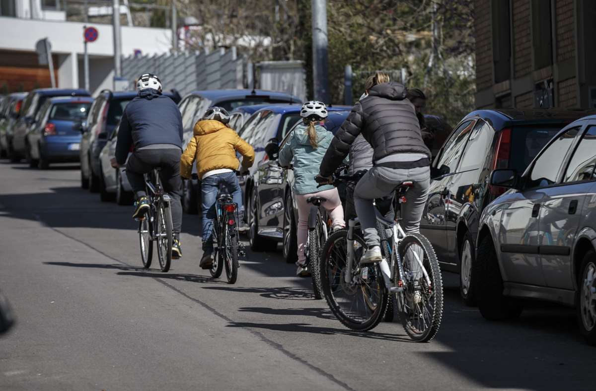 Parkende Autos und „Dooring“: Große Gefahr für Radfahrer und Fußgänger
