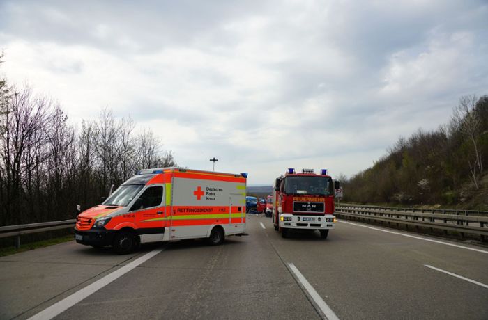 Unfall auf der A8 bei  Aichelberg: Auf Lastwagen aufgefahren – Zwei Verletzte